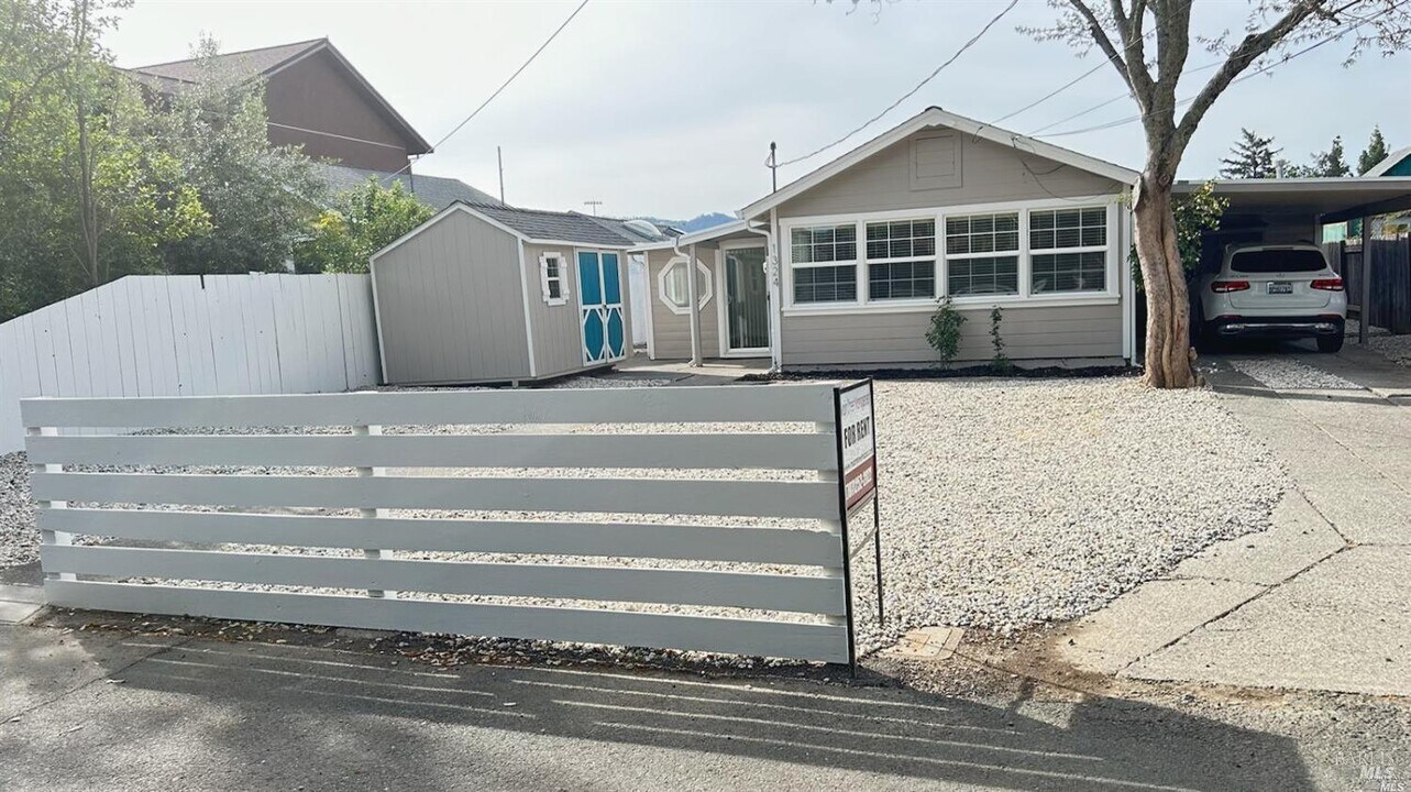 1324 Community Dr in St Helena, CA - Building Photo