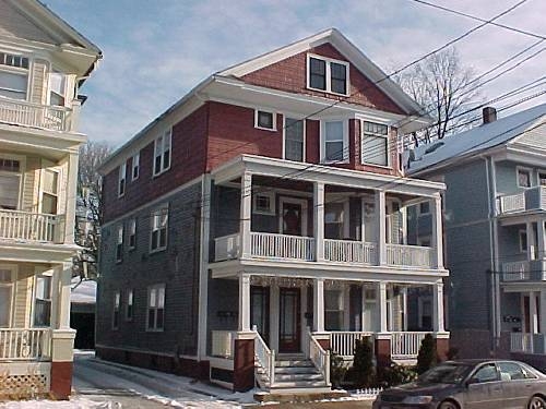 131 Oakland Ave in Providence, RI - Building Photo