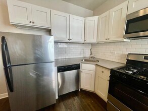 1351 W Touhy Ave in Chicago, IL - Building Photo - Building Photo