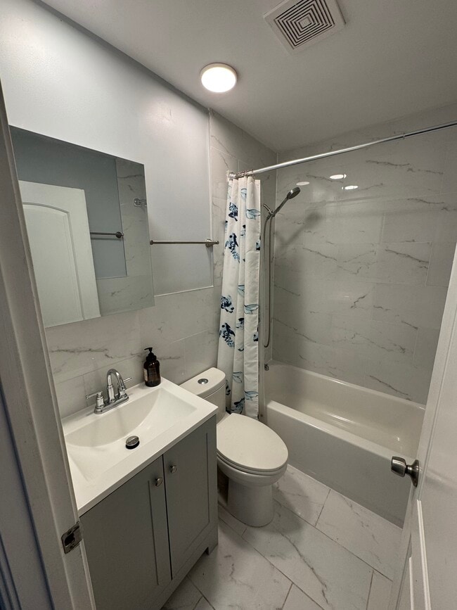 5950 N Kenmore Ave, Unit 202 in Chicago, IL - Building Photo - Building Photo