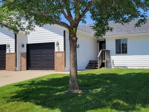5400 W Rebecca St in Sioux Falls, SD - Foto de edificio - Building Photo