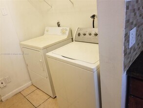 6979 SW 40th St in Miramar, FL - Foto de edificio - Building Photo