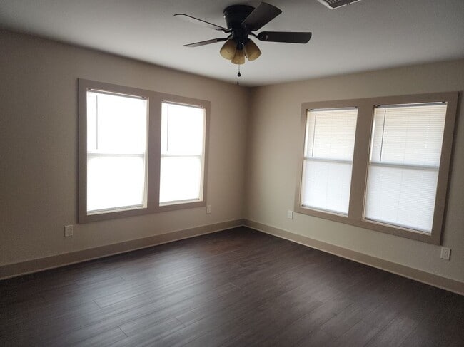 1128 Farm to Market Rd 532 in Moulton, TX - Foto de edificio - Building Photo