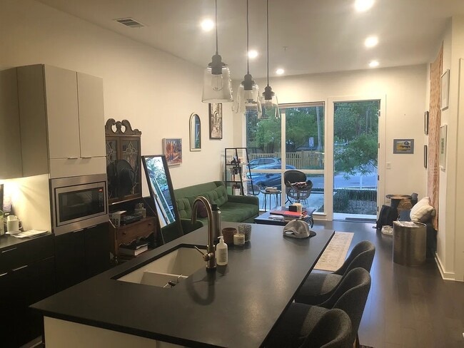 207 W Johanna St, Unit 104 in Austin, TX - Foto de edificio - Building Photo