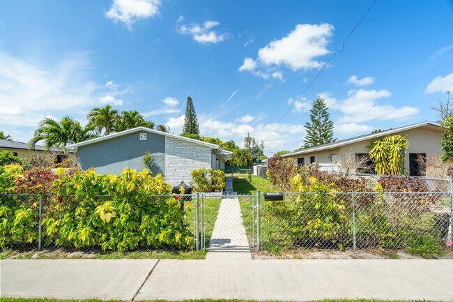 2235 Coolidge St, Unit 1 in Hollywood, FL - Building Photo - Building Photo