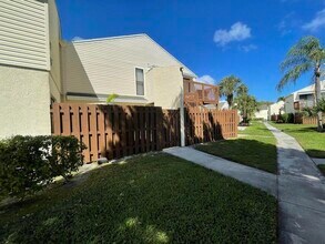639 Executive Center Dr in West Palm Beach, FL - Building Photo - Building Photo