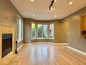 1522 Stonegate Manor in Mount Prospect, IL - Building Photo - Building Photo