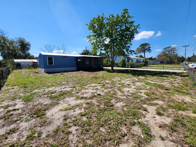 3109 Brockett Rd in Mims, FL - Foto de edificio - Building Photo