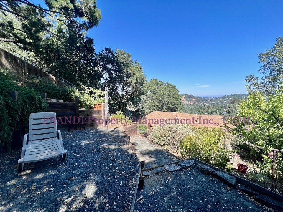 482 Scenic Ave in San Anselmo, CA - Building Photo