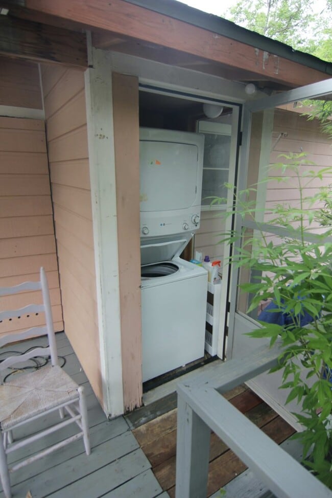 1045 Rosemont St, Unit Charming Casita in Austin, TX - Foto de edificio - Building Photo