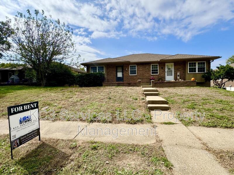 1023 SW Kingscross Rd in Blue Springs, MO - Building Photo