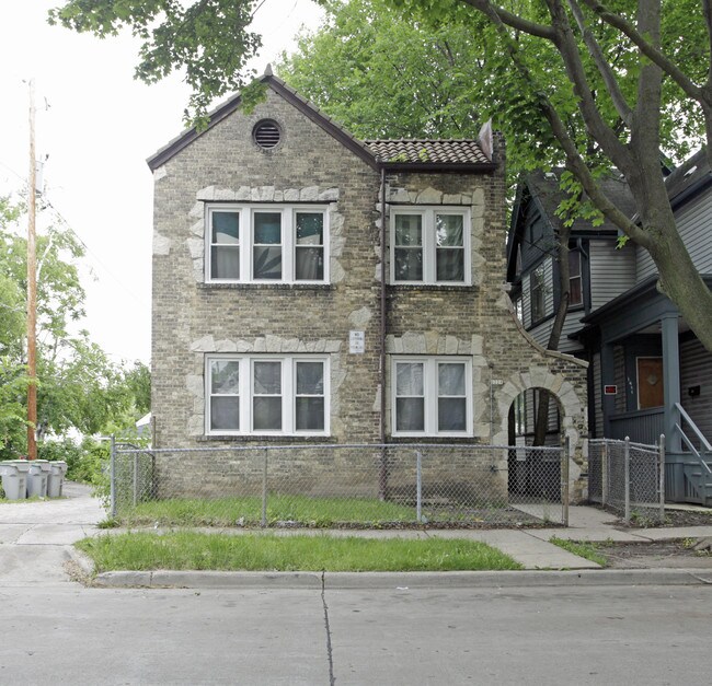 1221 N 26th St in Milwaukee, WI - Foto de edificio - Building Photo