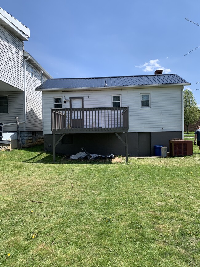 92 Feathers Ave in Uniontown, PA - Building Photo - Building Photo