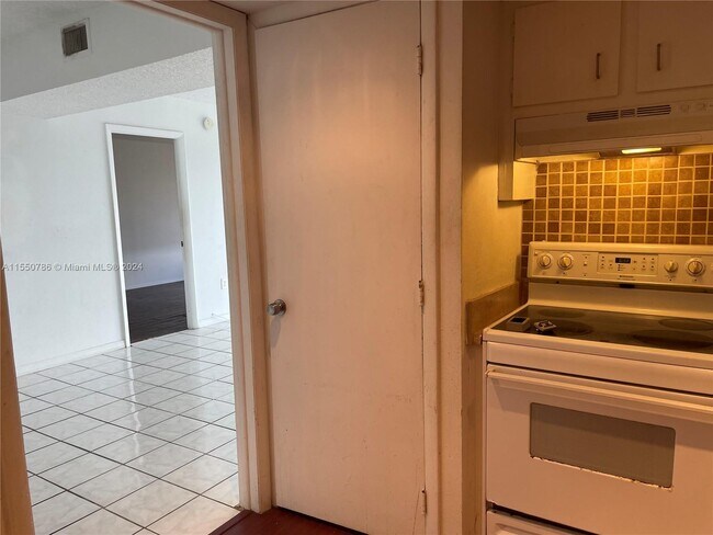 4174 Inverrary Dr, Unit 903 in Lauderhill, FL - Building Photo - Building Photo
