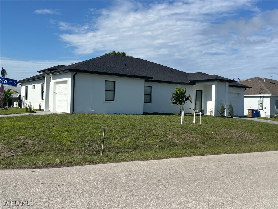 344-346 Harold Ave S in Lehigh Acres, FL - Building Photo