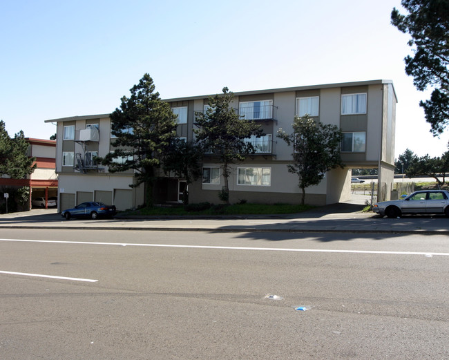 Serramote Apartments in Daly City, CA - Building Photo - Building Photo