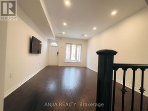 75-75 Strathaven Dr in Mississauga, ON - Building Photo - Building Photo