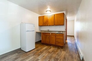 13455 SE Oatfield Rd in Oak Grove, OR - Building Photo