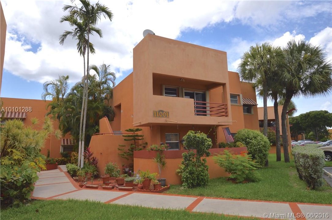 11001 NW 7th St, Unit 00 in Miami, FL - Building Photo