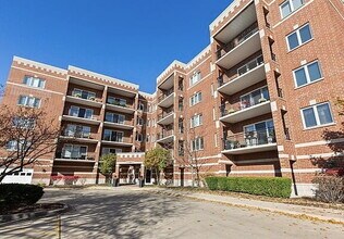 455 W Front St in Wheaton, IL - Building Photo - Building Photo