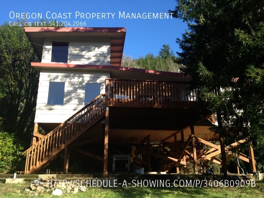 4262 Siletz Hwy in Lincoln City, OR - Building Photo