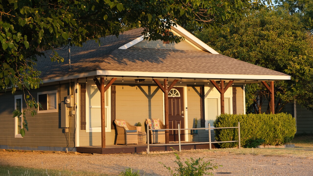 329 Houston St in Cedar Hill, TX - Building Photo