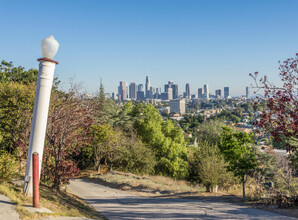 2401 Effie St in Los Angeles, CA - Building Photo - Building Photo