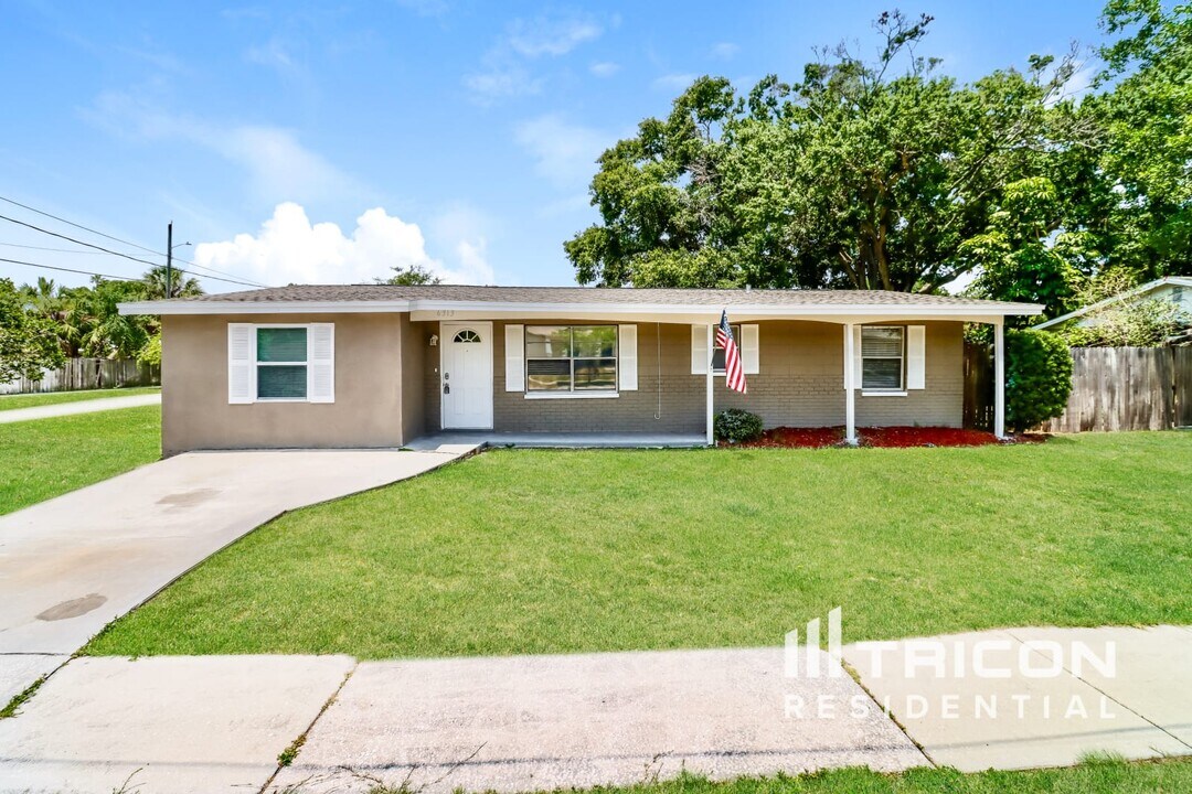 6313 S Clark Ave in Tampa, FL - Building Photo