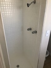 605 E 10th St in Hanford, CA - Foto de edificio - Building Photo