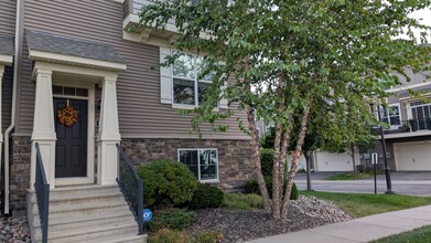 8971 SW Village Loop in Chanhassen, MN - Foto de edificio - Building Photo