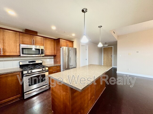 1160-1160 Bernard Ave in Kelowna, BC - Building Photo - Building Photo