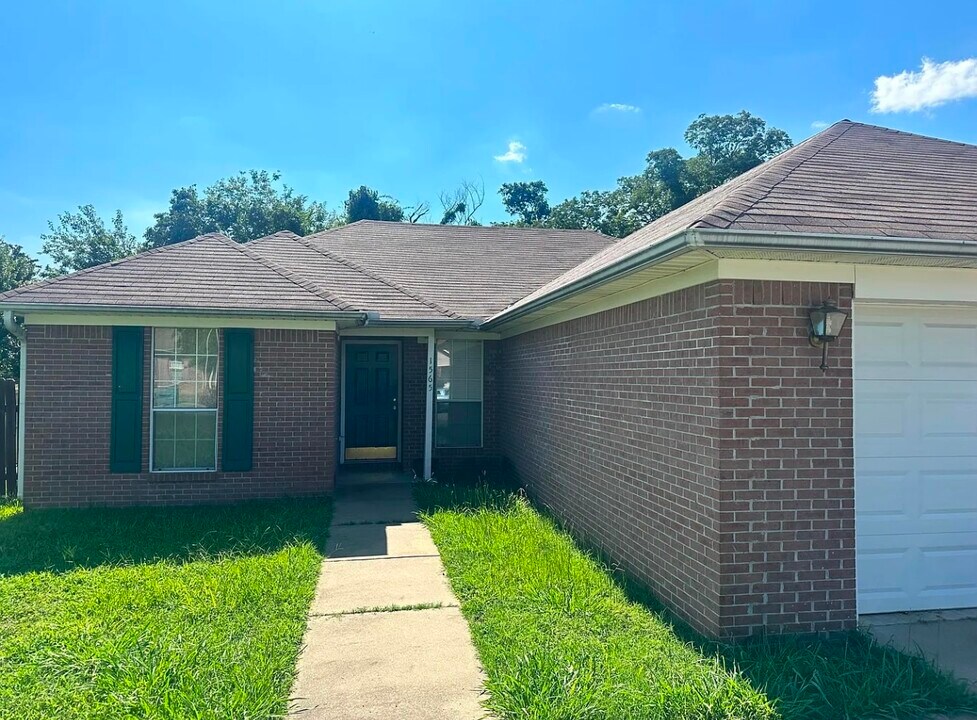 1565 Hathaway Dr in Conway, AR - Building Photo