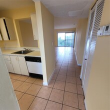 8610 N Sherman Cir in Miramar, FL - Building Photo - Building Photo