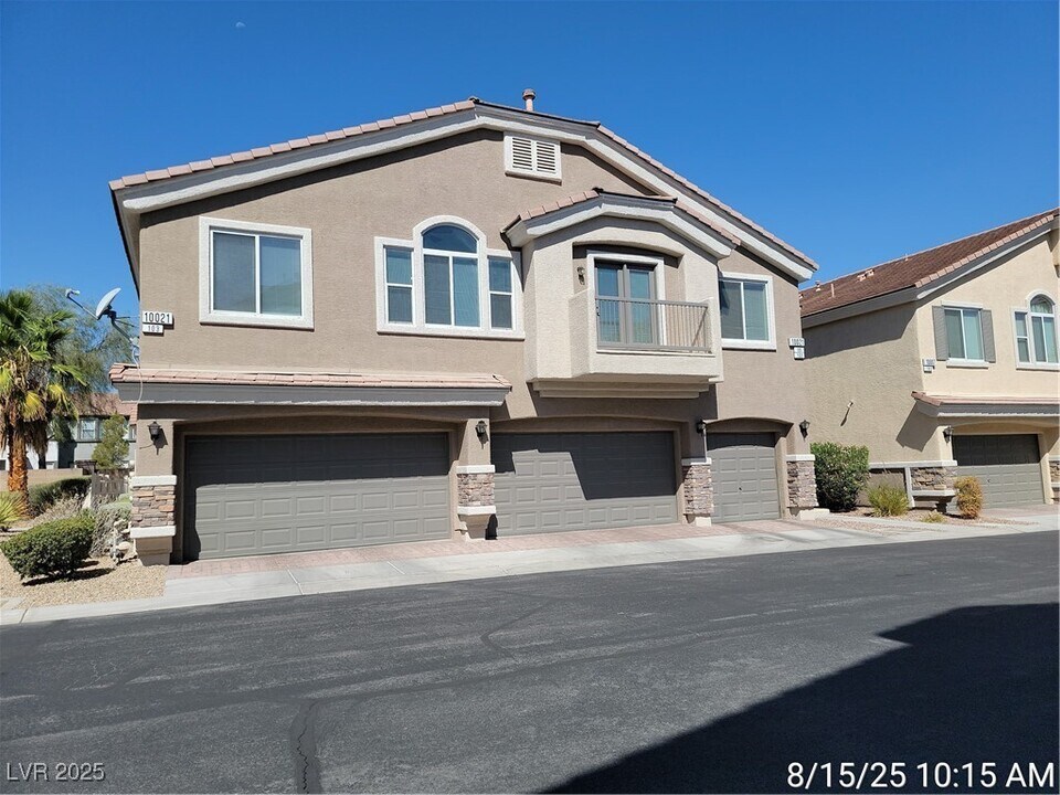 10021 Government Point Way in Las Vegas, NV - Building Photo
