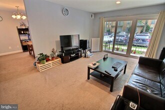 11901 Parklawn Dr-Unit -101 in Rockville, MD - Foto de edificio - Building Photo