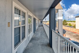 Central Apartments in Tulsa, OK - Foto de edificio - Building Photo