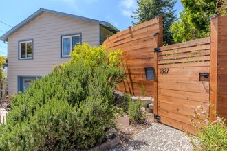 1327 Crespi Dr in Pacifica, CA - Building Photo - Building Photo