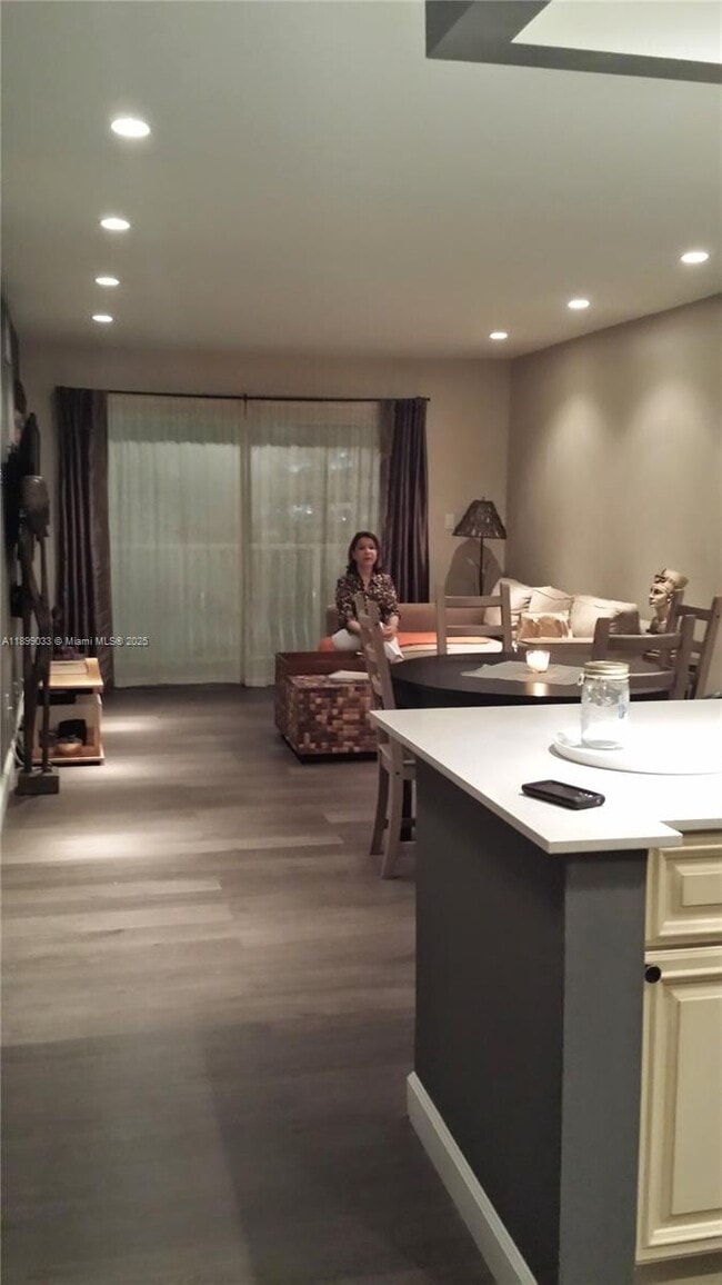 677 NE 24th St, Unit 406 in Miami, FL - Building Photo - Building Photo