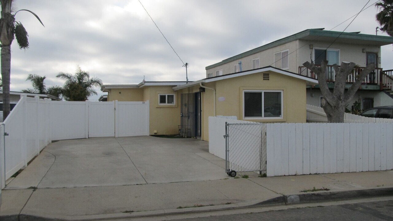 390 7th St in Imperial Beach, CA - Building Photo