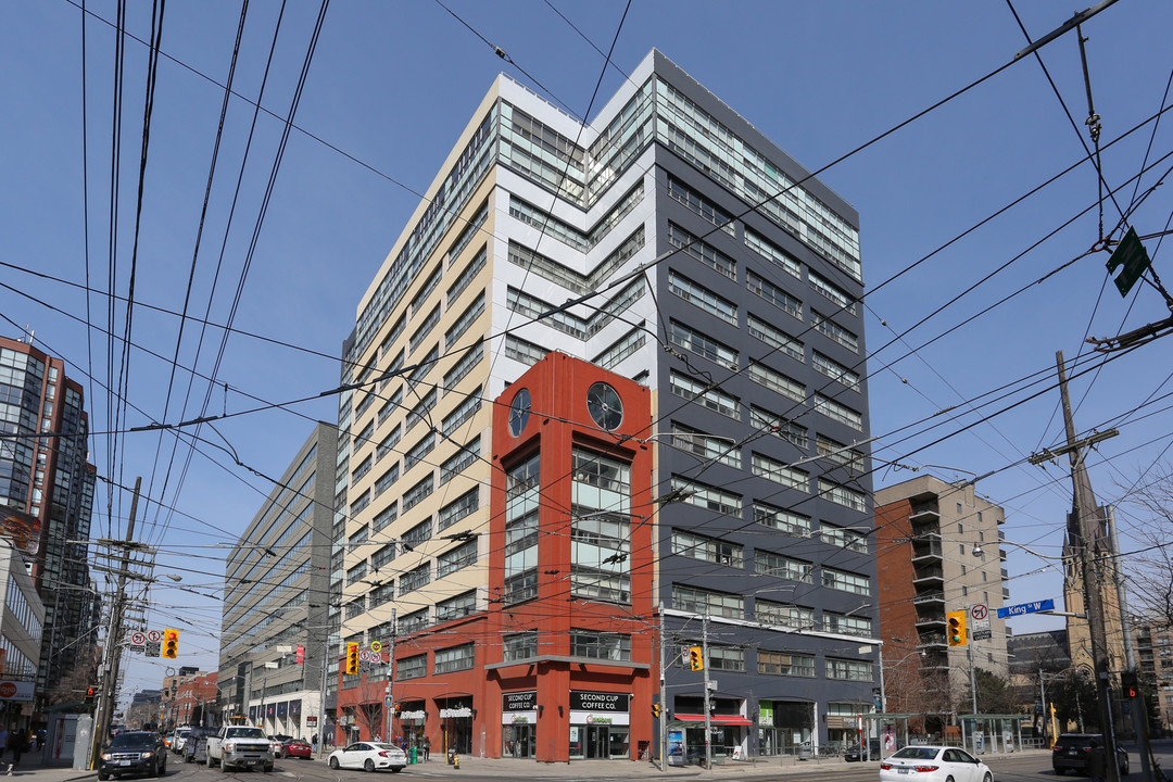 700 King St W in Toronto, ON - Building Photo