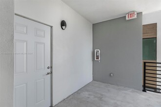 16925 SW 100th Ave in Miami, FL - Building Photo - Building Photo