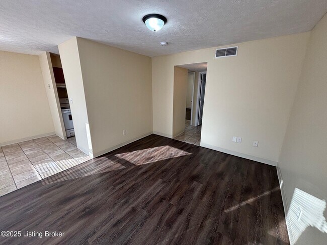 901 Colonial Park Dr in Jeffersonville, IN - Building Photo - Building Photo