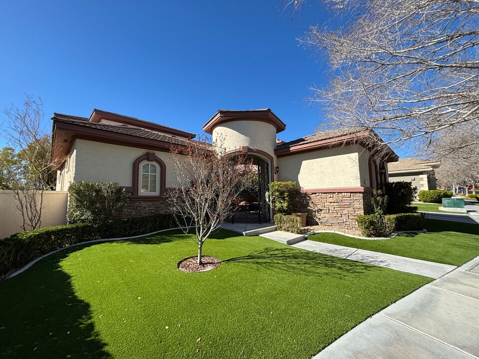 9305 Fontainbleu Dr in Las Vegas, NV - Building Photo