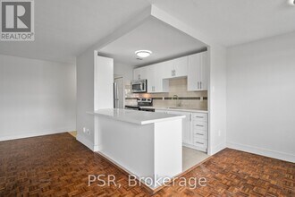 2300 Marine Dr in Oakville, ON - Building Photo - Building Photo