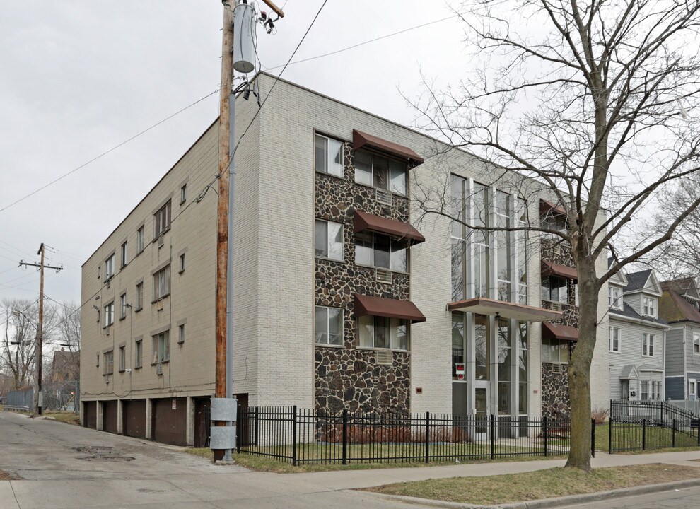 618 N 30th St in Milwaukee, WI - Building Photo