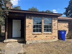 731 Woodland Ct in Kennedale, TX - Building Photo