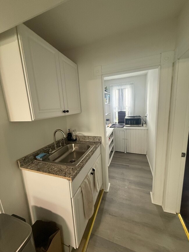 25 Wyman St, Unit 1. 1 room available in Worcester, MA - Building Photo - Building Photo