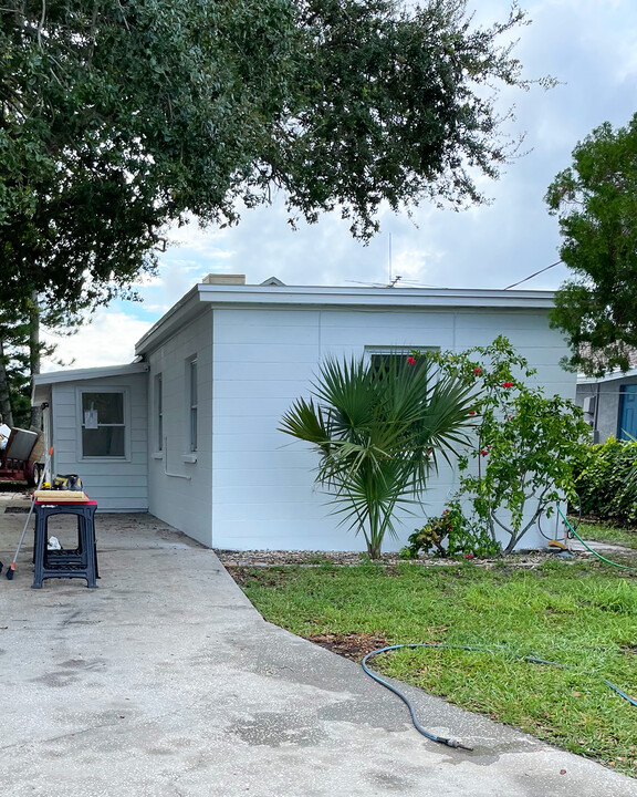 2154 Henry St NE in Palm Bay, FL - Building Photo