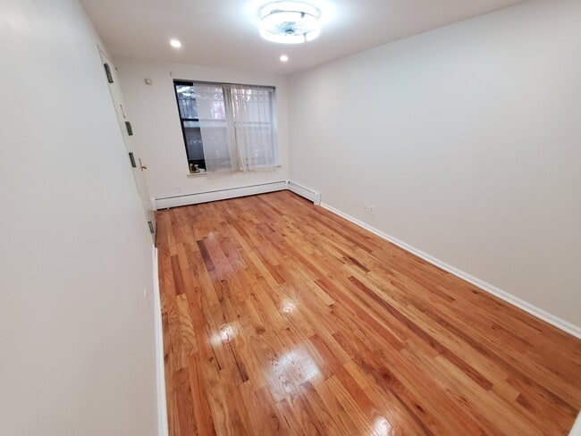 130 W 132nd St, Unit Garden Level in New York, NY - Foto de edificio - Building Photo