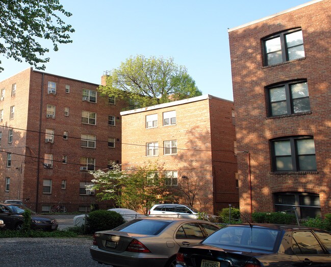 5431 Connecticut Ave NW in Washington, DC - Foto de edificio - Building Photo